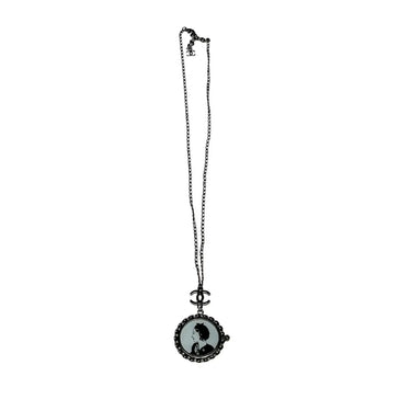 COLLIER CHANEL COCO 2003 SAUTOIR EN METAL PORTRAIT MEDAILLON